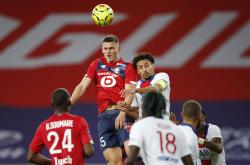 开云体育官方网站-足球比赛场上势均力敌，球员竞技激烈