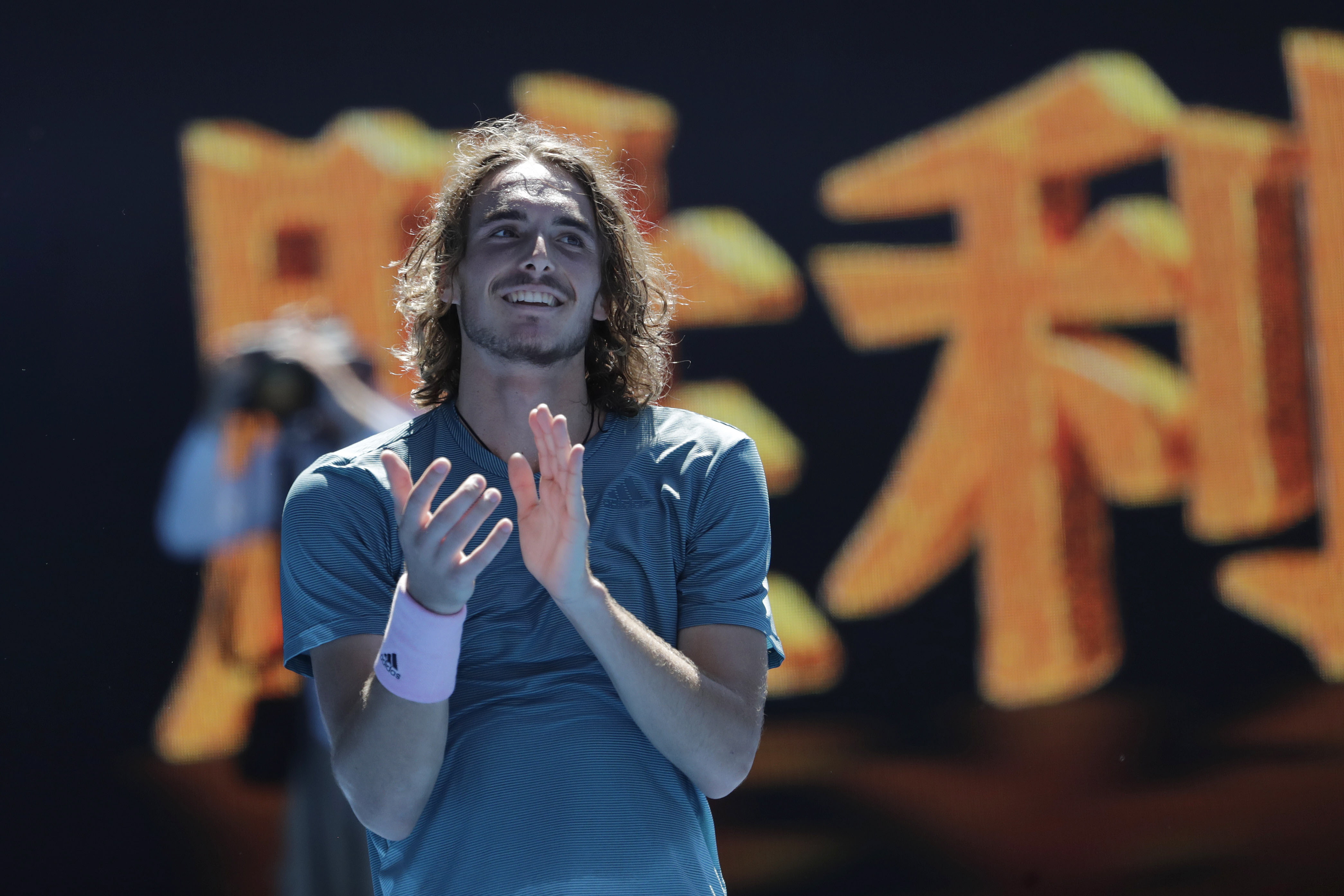 包含澳大利亚网球队力克世界网球队，西西帕斯完成帽子戏法的词条