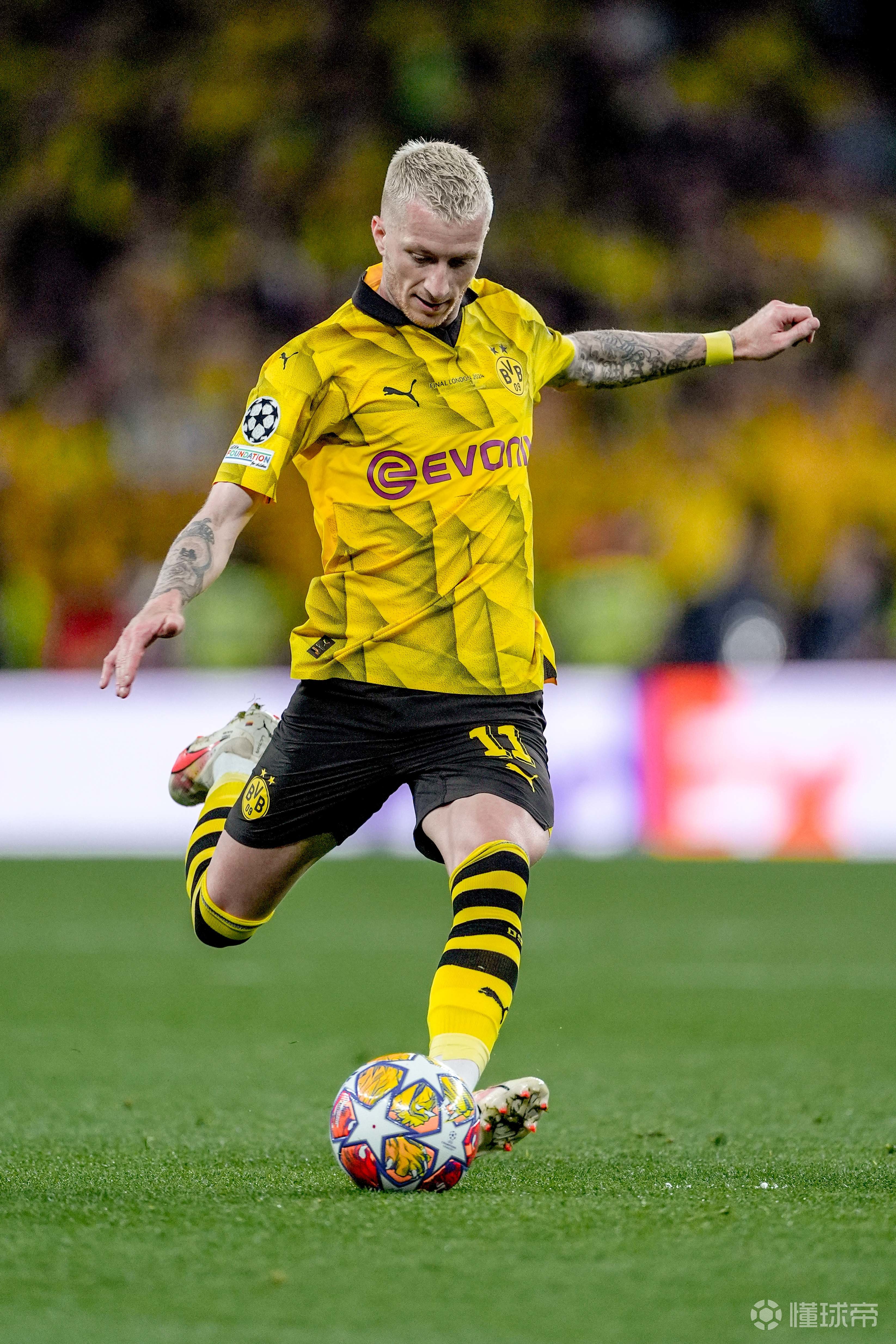 足球明星在赛场上展现技术和实力 足球明星在赛场上展现技术和实力