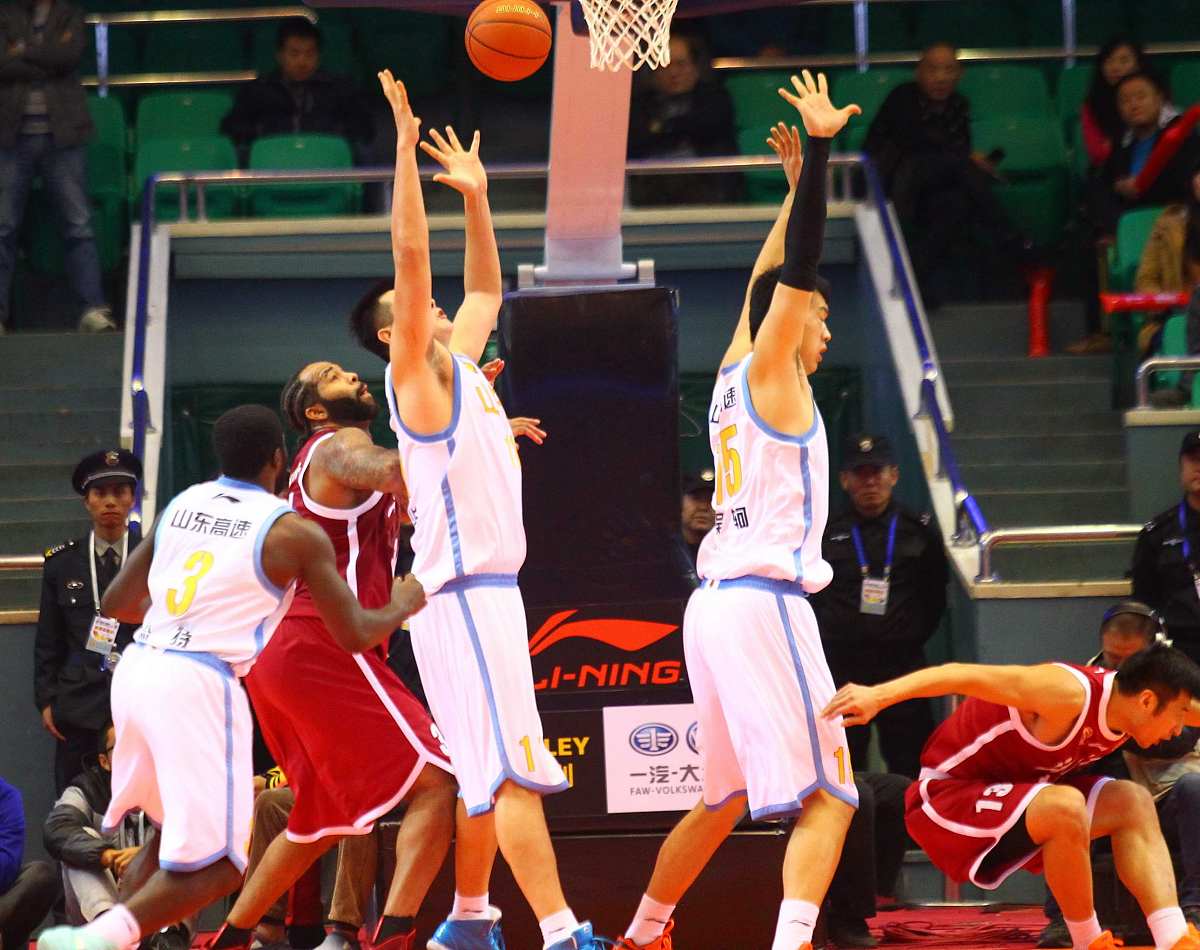 山西男篮在最新一场比赛中遭遇挑战