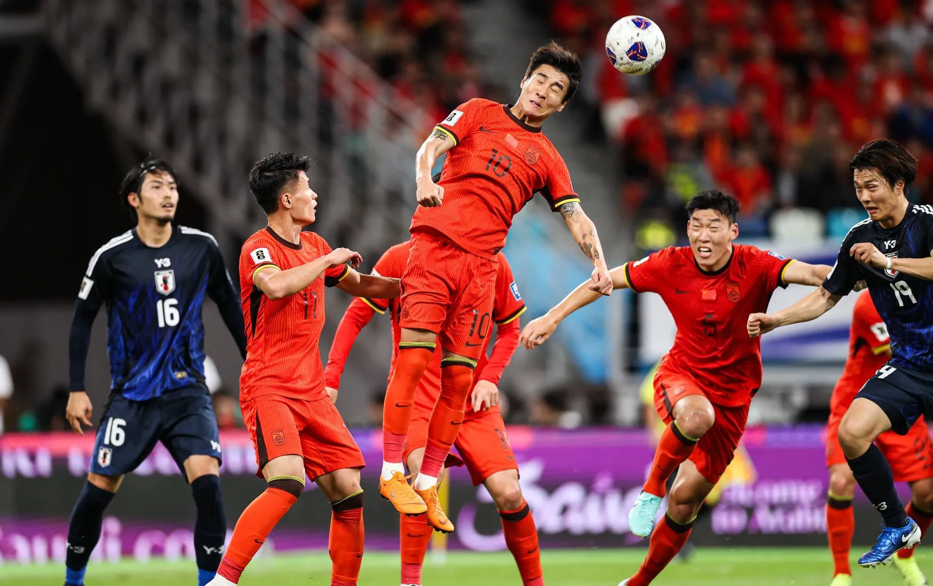 亚洲足球舞台上的精彩对决，各队势均力敌