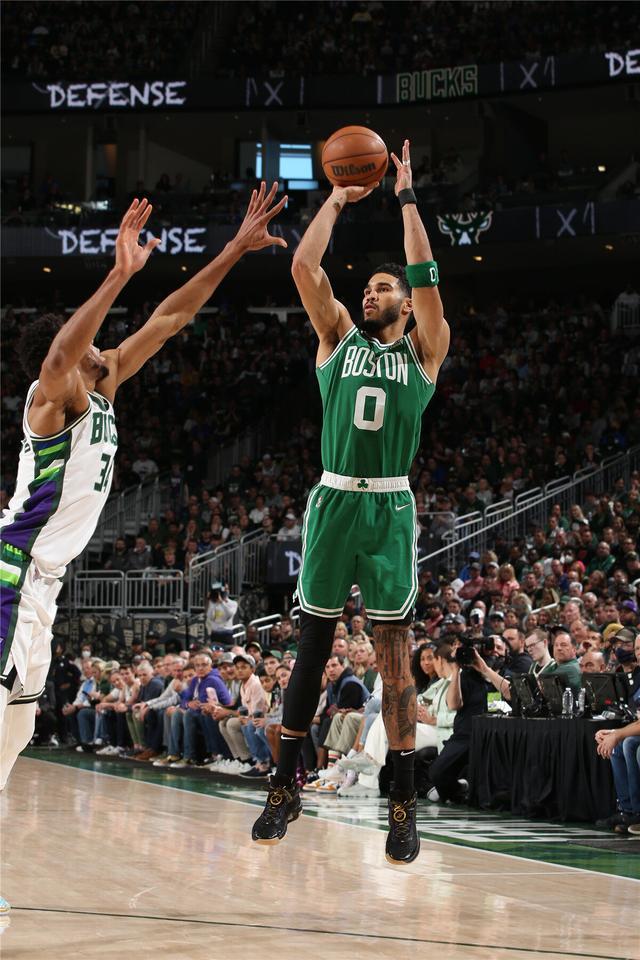 猛龙完胜雄鹿，塔图姆刷新纪录